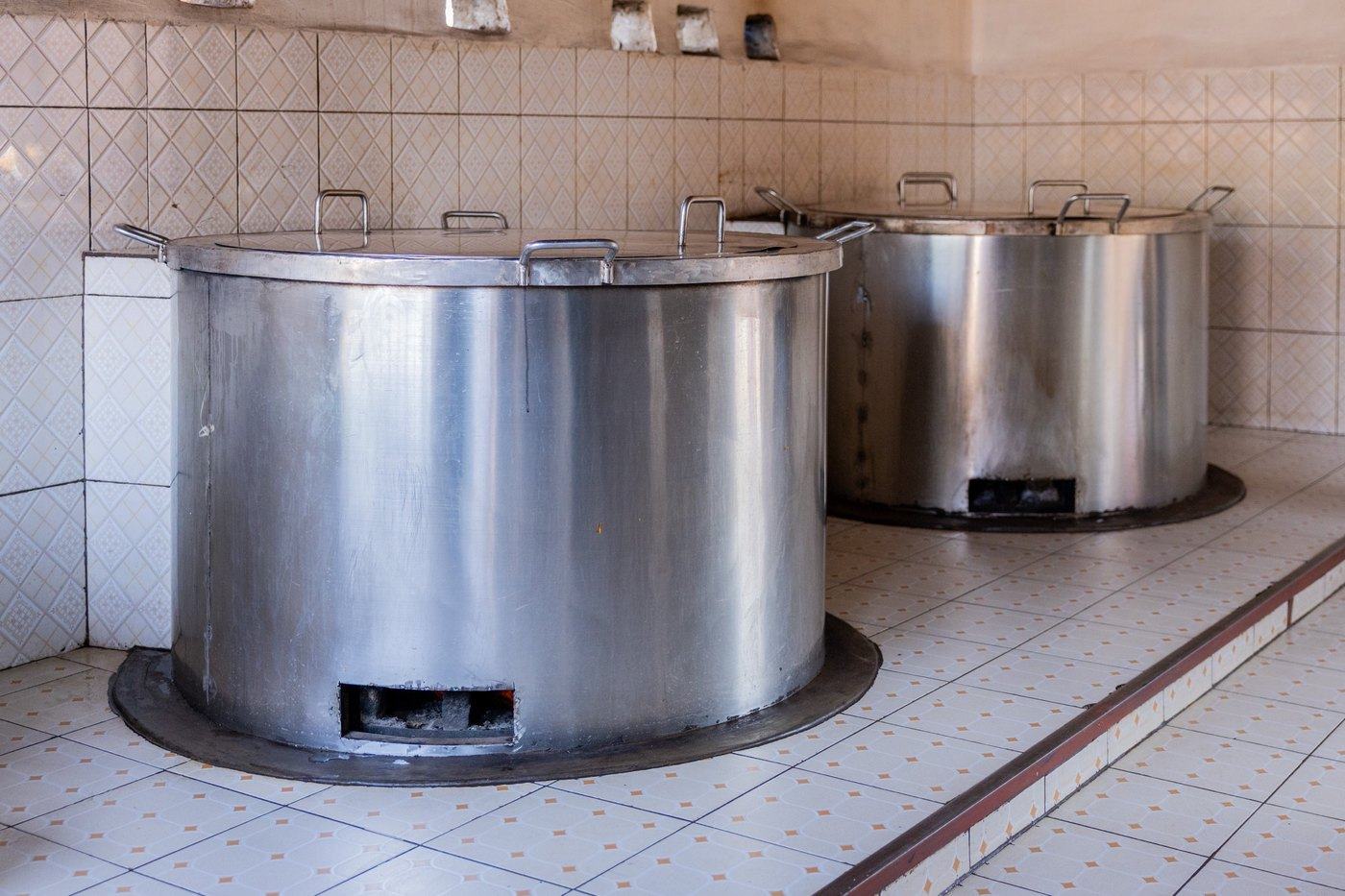 Energy-saving stoves in a school kitchen
